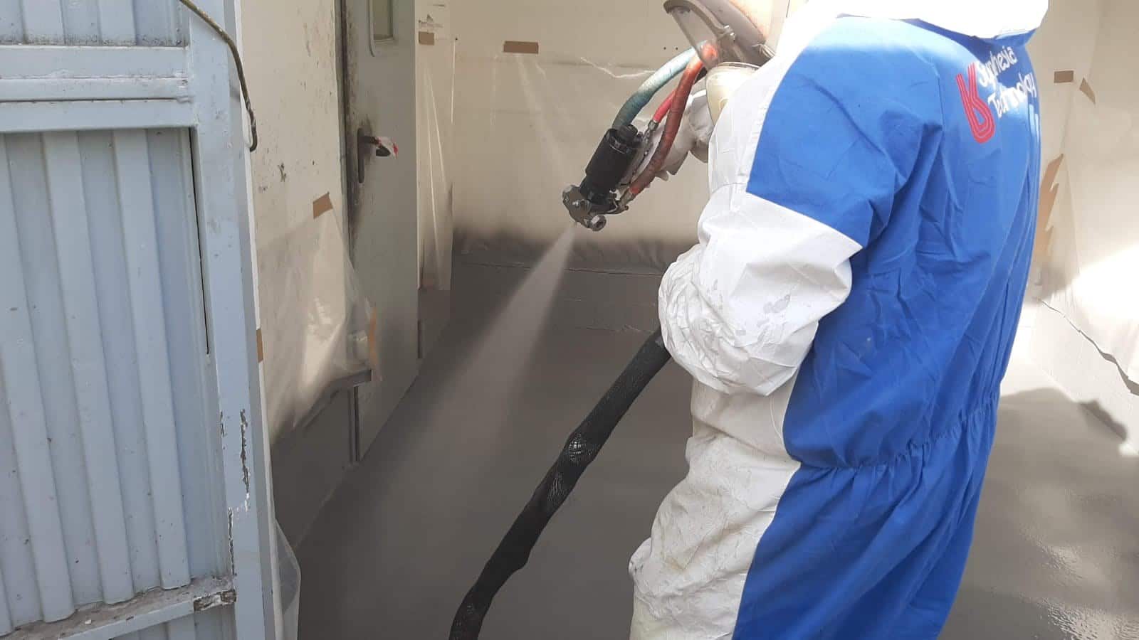 instalador haciendo una proyección de poliuretano pur