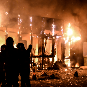 bomberos apagando fuego